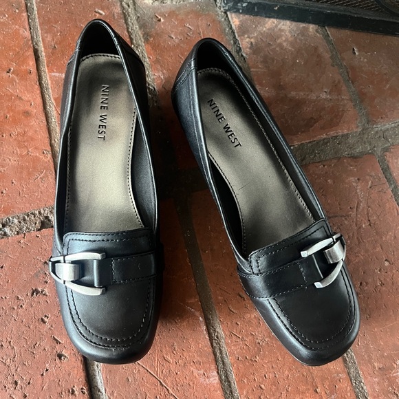 NWT - Nine West Majoris Women's Closed Toe Wedge Pumps Black Size 7M - Picture 2 of 4